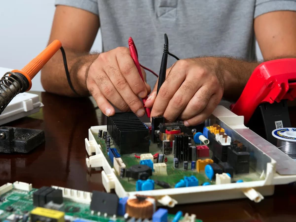 Machine de découpe hydrogel au travail