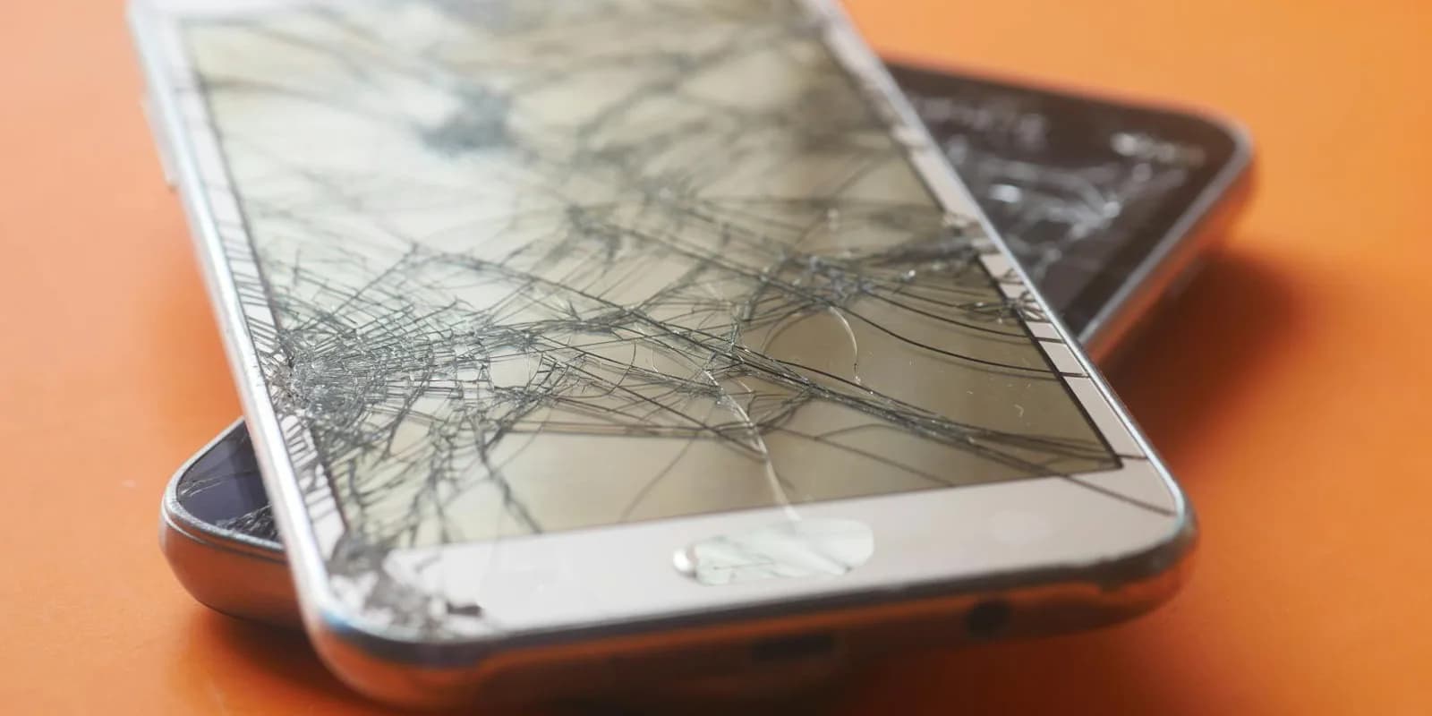 Écran de smartphone fissuré — comparaison verre trempé vs hydrogel